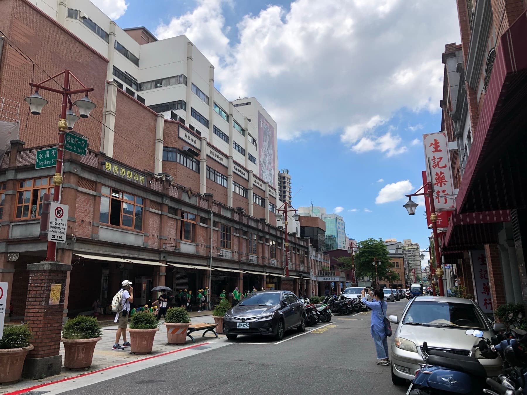 Dihua Street Sec. 1 at Yongchang Street in Taipei’s Datong District