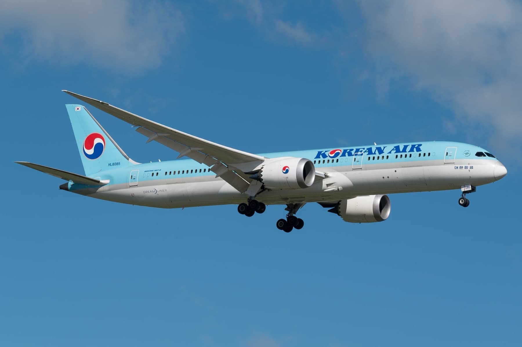 A Korean Air Boeing 787-9 on approach with landing gear down